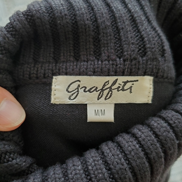 Black knit turtleneck with floral embroidery size medium - Picture 10 of 12